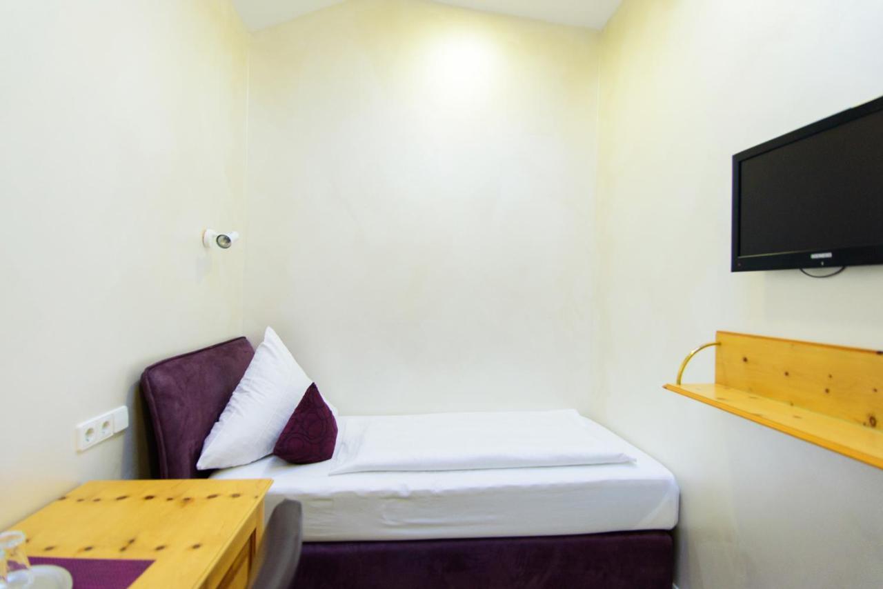 Hotel Bohn Метцинген Экстерьер фото